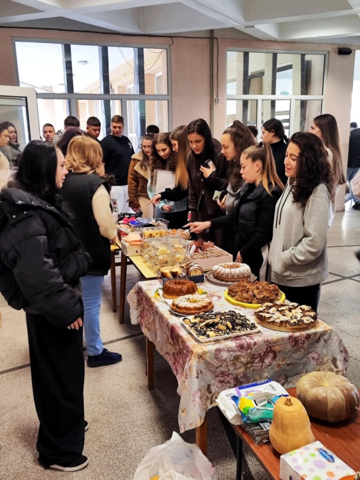 Благотворителен базар изпълни  ЕГ „Д-р Петър Берон“ в Кюстендил със сладкиши и щедрост