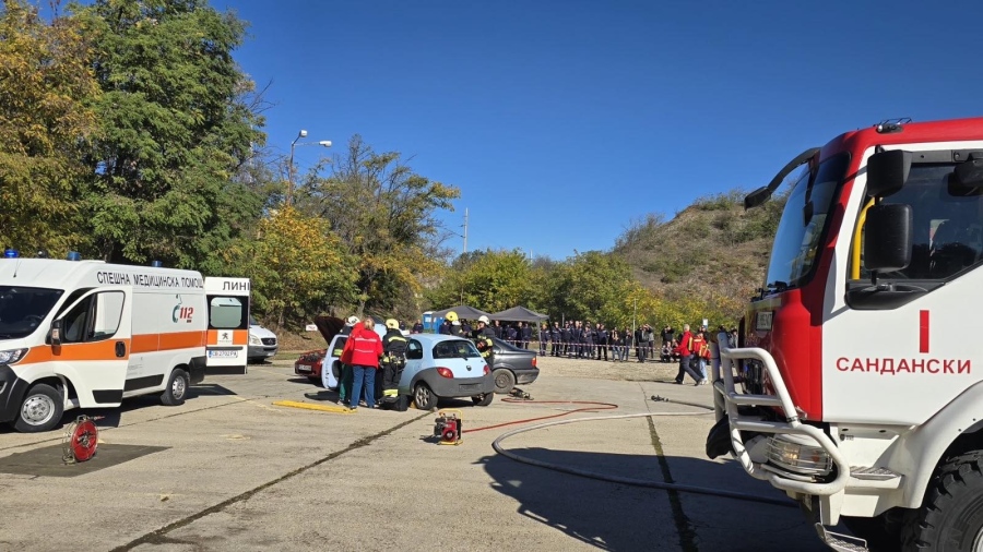 20 огнеборци и спасителни екипи тренираха реакция при верижна катастрофа с цистерна и електромобил