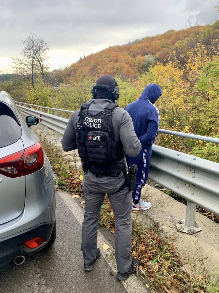 След  акция на ГДБОП в Петрич, София и Сливен: Откриха 2,5 кг дрога в пликове и 5000 лв., арестувани са 2-ма