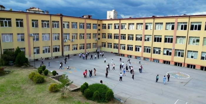 В ОУ “Неофит Рилски“ в Дупница ще носят униформи: Облеклото ще е готово до 2 месеца