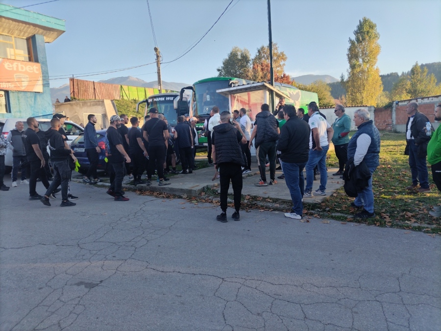 Напрежение! Недоволни фенове на „Пирин” искат оставки след загубата от Марек