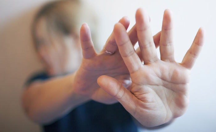 Мъж налага съпругата си с юмруци по главата в Ихтиман