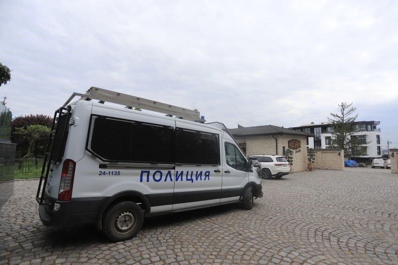 Психично болен вилня в столичен ресторант, заплашва клиентите