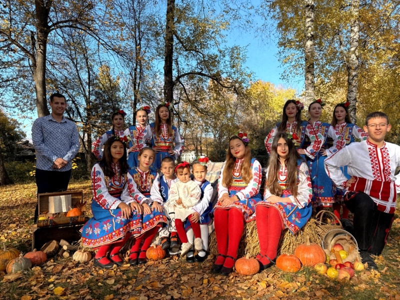 „Веселяче”-тата от Червен брег посрещнаха есента с танци и златна фотосесия