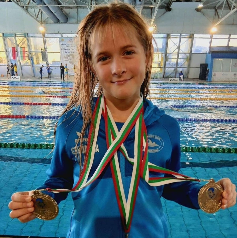 С 3 златни медала! 7-годишната Ася Николова от ПК „Сандански” стана звездата на „Замората“ в София