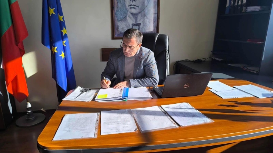 Чакани придобивки: Община Гърмен подписа три договора за над 5,1 млн. лв. за реконструкция на улици в населените места