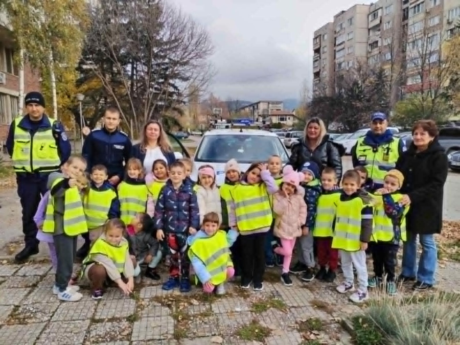 Деца от детски градини гостуваха на полицейското управление в Радомир: Научиха се да вземат пръстови отпечатъци с магнитен прах