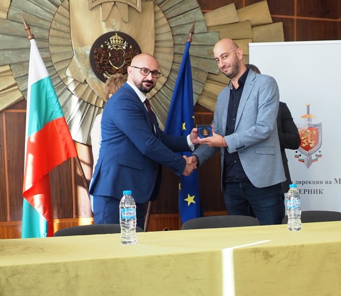 Наградиха 107 служители на МВР в Перник! Благодариха на полицаите от Трън за помощта по време на големия пожар