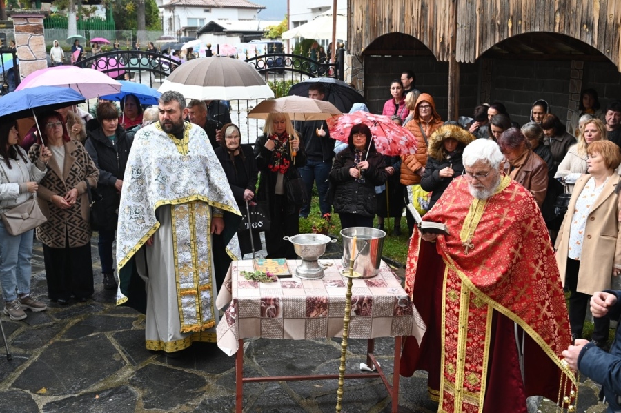 Крупник отпразнува 9 десетилетия духовна история