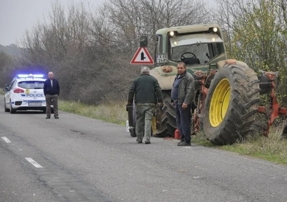 Водач на трактор катастрофира в село Кочан, има пострадал  