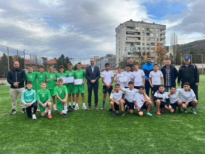 Кметът на Кюстендил награди победителите в ученическите игри по футбол, ОУ „Св. св. Кирил и Методий“ - шампион