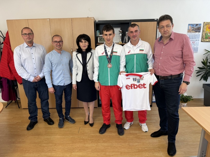 След историческия успех! Кметът на Петрич дари с икона и фланелка на „Беласица” бронзовия медалист Иван Божинов