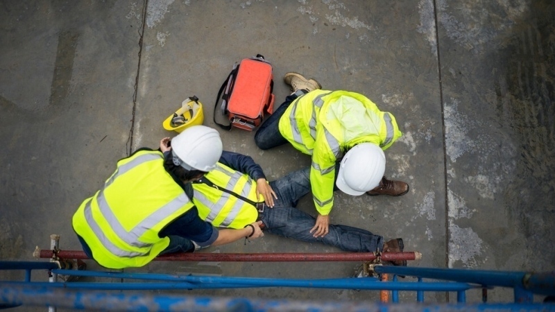 Мъж пострада тежко при трудова злополука на жп спирка Стамболово, паднал от 1.5 метра височина
