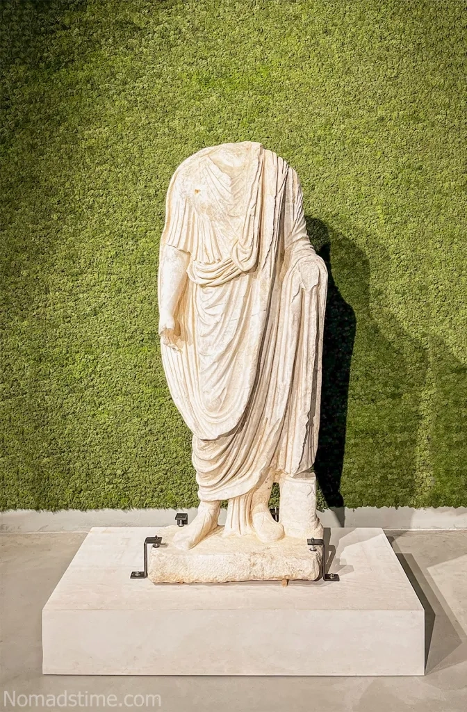 Откриха част от антична статуя и ценности в Самораново, конфискуваха монети и печат в Кюстендил