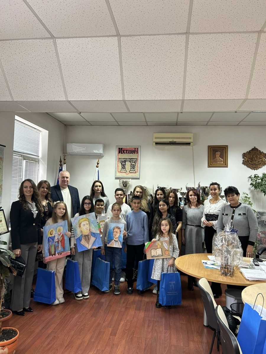 Ученици на СУ „Христо Ботев” в Ихтиман с грамоти от кмета