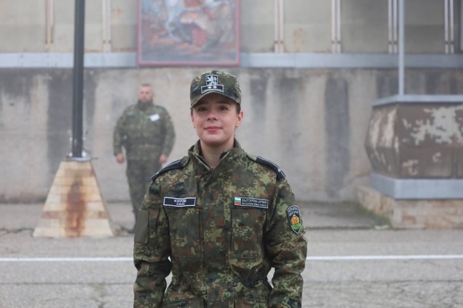 Лейтенант д-р Катерина Кирова поема медицинския пункт на Трето бригадно командване   