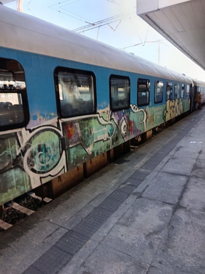 Паника във влака Петрич-София!Пътници:Купетата се изпълниха с дим и задушлива миризма, бягахме към последния вагон