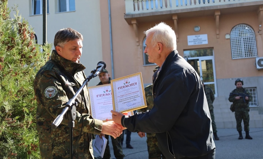 Наградиха военнослужещи от Трето бригадно командване за гасенето на пожарите в Рила и Пирин