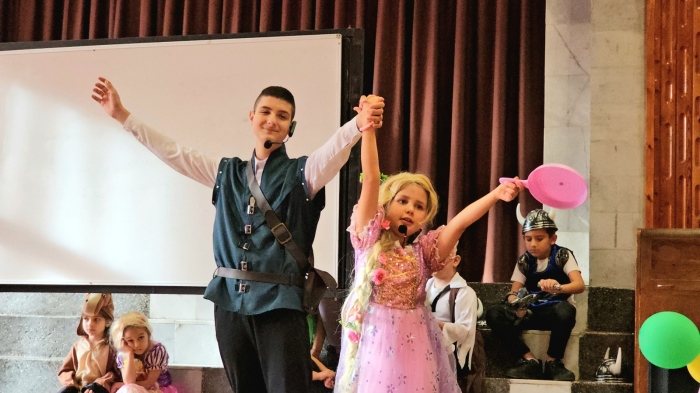 ЧРД! Школата за музикален театър отпразнува 2 години с блестящ спектакъл в Дупница