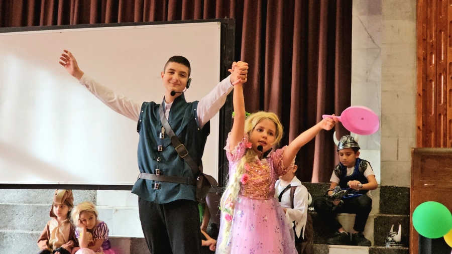 ЧРД! Школата за музикален театър отпразнува 2 години с блестящ спектакъл в Дупница
