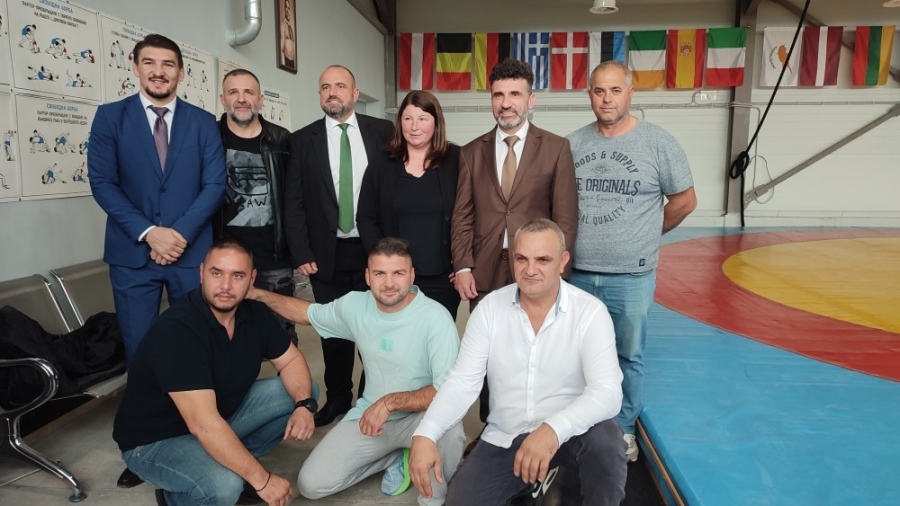Легендарни борци от Перник и Самоков подариха на децата тепих и ластици  в нова зала 
