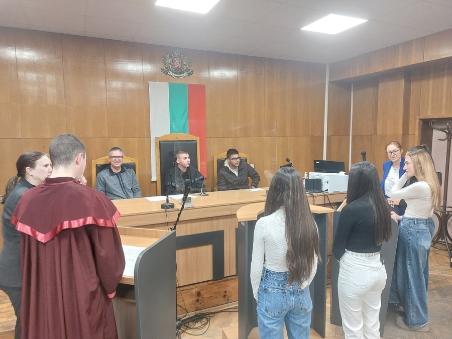 „Кристали“ от приятелка доведоха до катастрофа и тежка присъда: Ученици разиграха симулативен процес в Районен съд Кюстендил