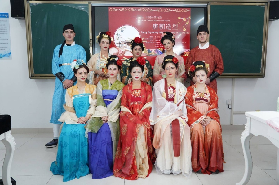 С ръчно бродирани ветрила посрещнаха самоковски ученици в Китай