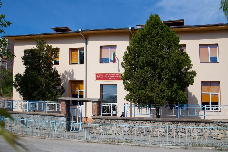 Бъдеща придобивка в НУ „Архимандрит Зиновий“ в Радомир: Със 143 331 лв. изграждат спортна площадка