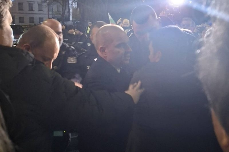 Вицепремиерът Караджов и демонстранти в сблъсък в центъра на София