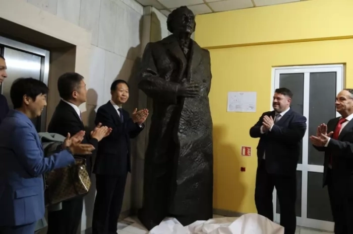 Социалисти и китайска делегация откриха паметник на Георги Димитров в централата на БСП