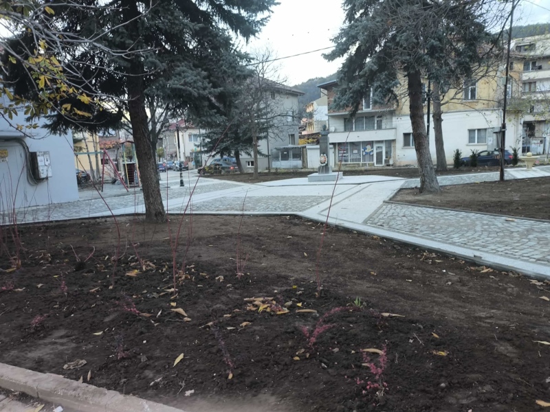 Кал, вехти гранки и криви павета: Така изглежда крайният резултат от проекта за подобряване на зелените площи и жизнената среда на градинката „Левски” в Дупница 