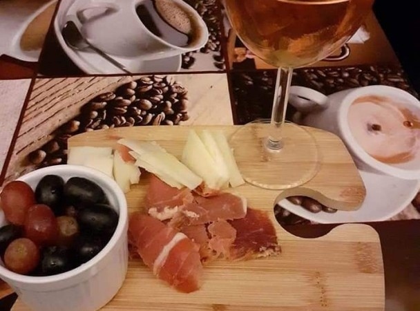 Дупничанин си откраднал алкохол и мезенца от магазин в града, полицаите му вдигнаха софрата