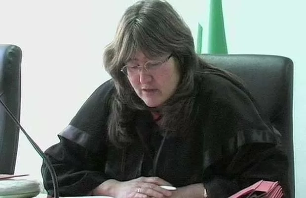 Съдия Мая Гиздова прати в затвора дупничанин осъждан 30 пъти за кражби и негов авер, спипали ги отново да тършуват