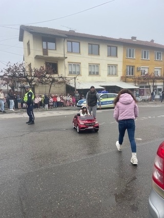 Млади актьори в Кюстендил призоваха за безопасност на пътя с флашмоб