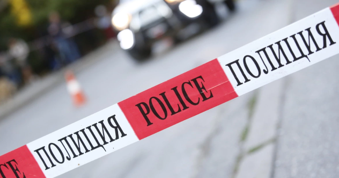 Летяща шофьорка излезе от пътя и помете пътен знак, колона и ограда край Сандански