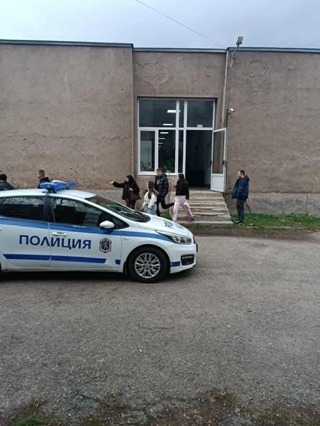 По време на тренировъчно занятие: Спецотряд обезвреди  родител, барикадирал се в пернишко училище
