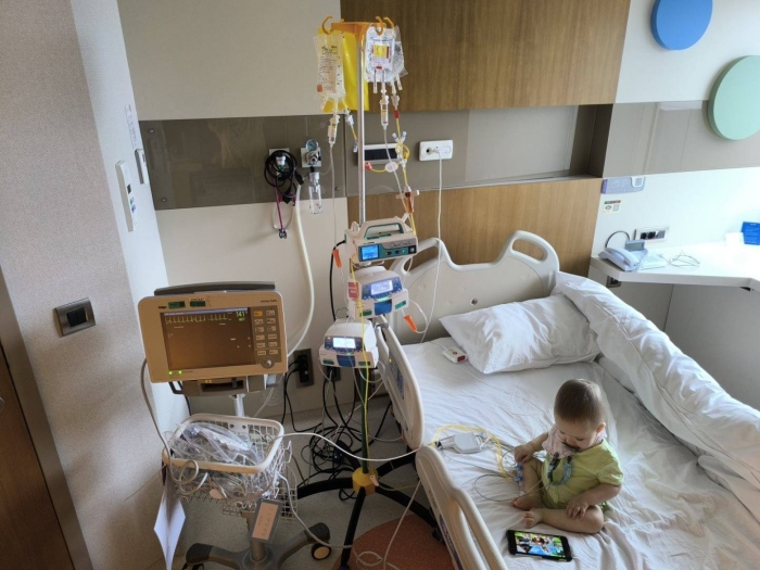 Бебе Карина от Перник има нужда от помощ, ученици помагат с кулинарен базар