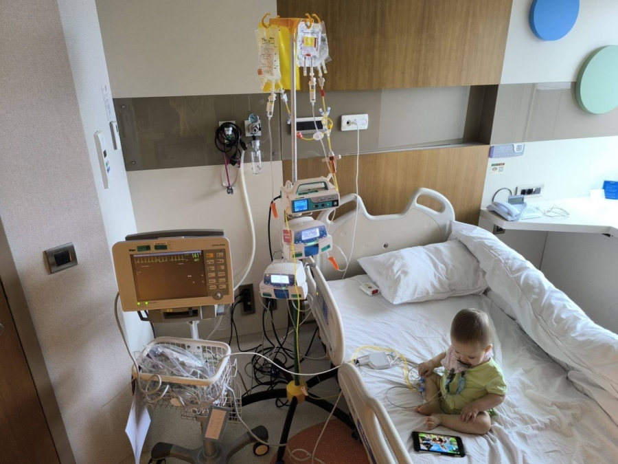 Бебе Карина от Перник има нужда от помощ, ученици помагат с кулинарен базар