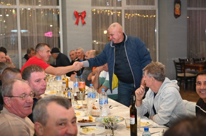 Пет поколения футболисти се събраха на другарска среща в Крупник