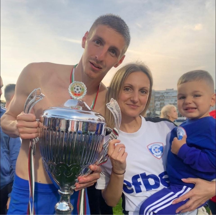 Със страхотен гол за „Славата” Жоро Мариянов сложи край на кариерата си, Радомир го изпрати с овации