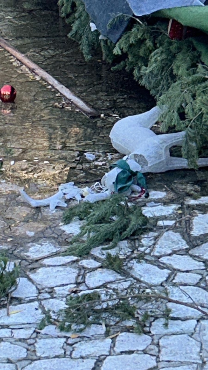 Вандализъм в парка на Разлог: Унищожиха коледни фигури