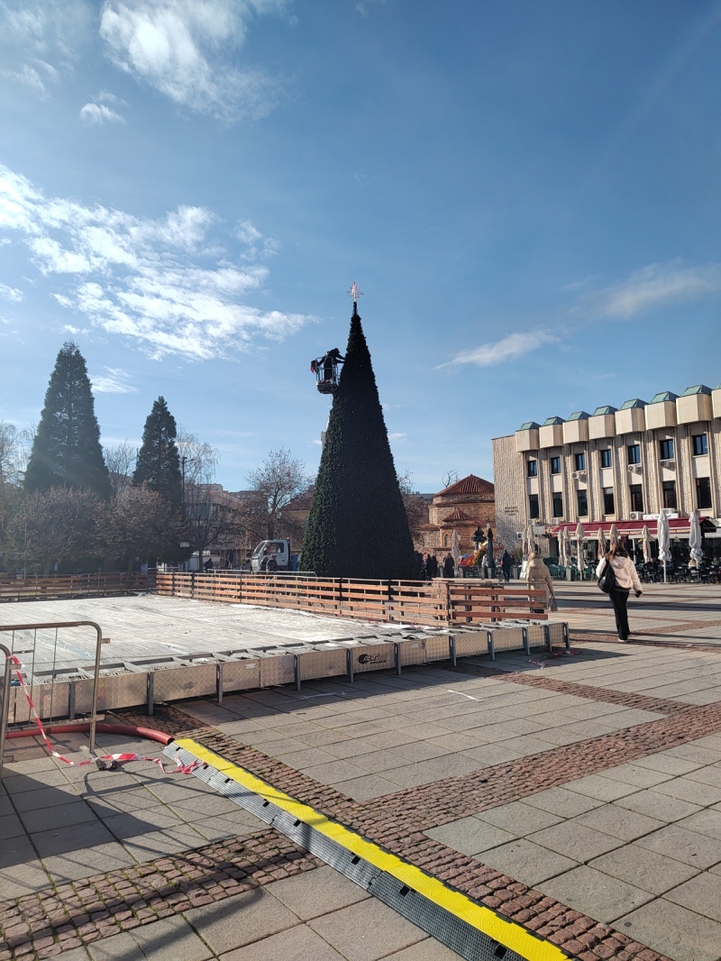 С огнено шоу и кукери запалват коледните светлини  в Дупница