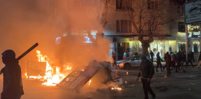 Протестиращи потрошиха централата на ГЕРБ в район Оборище 