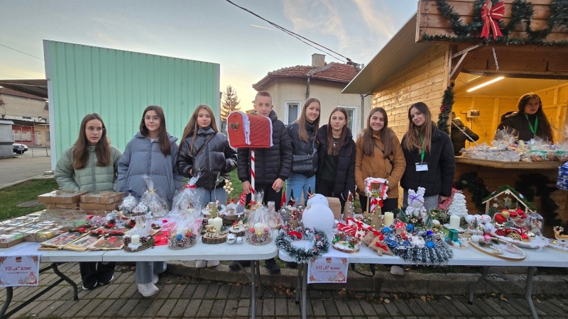 Коледните светлини в Ихтиман грейнаха и откриха празничния сезон