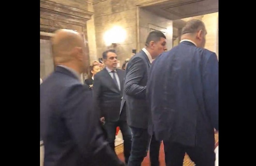 Високо напрежение и опасно близък сблъсък между Мирчев и Пеевски в парламента