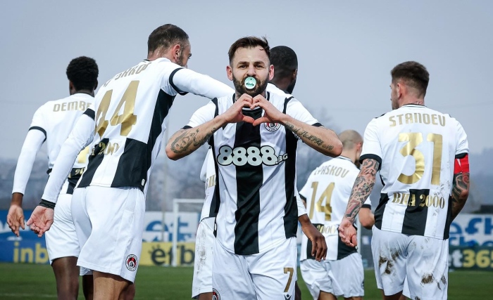 Петричкото острие Спас Делев бележи и празнува раждането на сина си