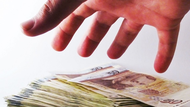 „Фонд Дубай“ и още схеми! Жена от Гоце Делчев измами 11 души за над 400 000 лева