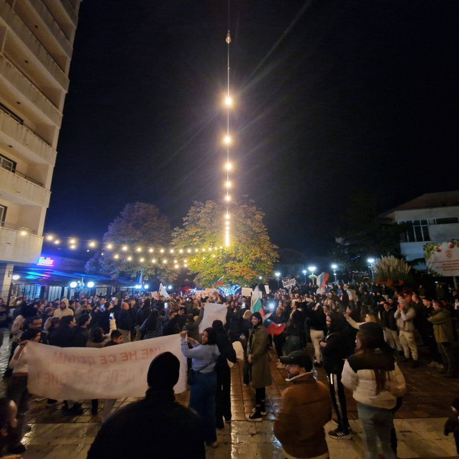 Протестът в Благоевград е отменен,стотици изпълниха площада в Сандански, недоволните в Дупница се събраха край елхата