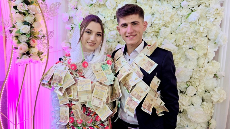 С цяла улица чеиз и гердани от банкноти  Къдрие и Ибрахим откриха сватбения сезон в Рибново