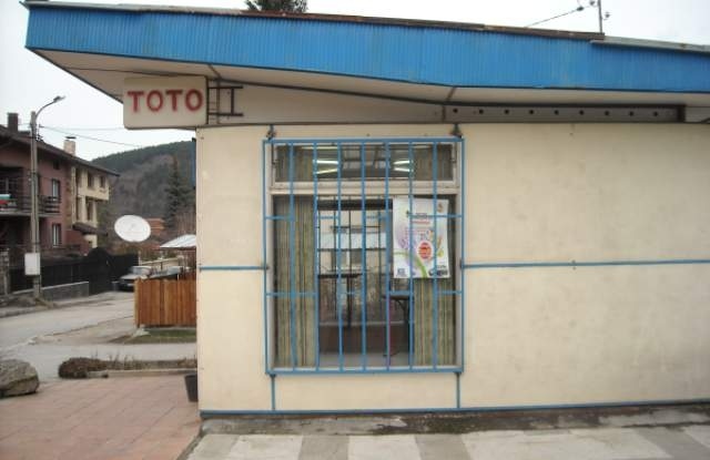 Разбиха вратата на тото пункт  Благоевград